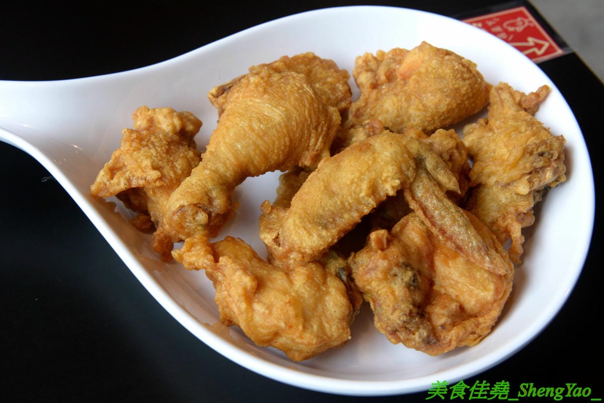 [台中西區]起家雞 台中勤美店 – 韓國超過30年歷史老牌炸雞店, 全台首創使用氣冷生產技術的履歷雞,7種口味各有特色,炸雞口感特殊,外皮酥沙,肉嫩多汁,好吃不容易膩,用餐環境寬敞舒適好拍照。(