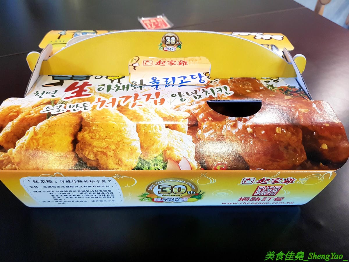 [台中西區]起家雞 台中勤美店 – 韓國超過30年歷史老牌炸雞店, 全台首創使用氣冷生產技術的履歷雞,7種口味各有特色,炸雞口感特殊,外皮酥沙,肉嫩多汁,好吃不容易膩,用餐環境寬敞舒適好拍照。(