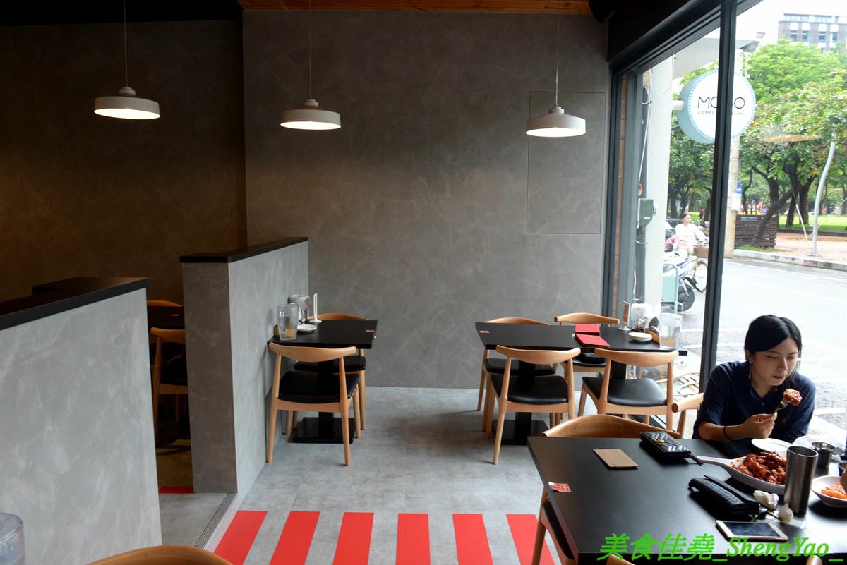 [台中西區]起家雞 台中勤美店 – 韓國超過30年歷史老牌炸雞店, 全台首創使用氣冷生產技術的履歷雞,7種口味各有特色,炸雞口感特殊,外皮酥沙,肉嫩多汁,好吃不容易膩,用餐環境寬敞舒適好拍照。(