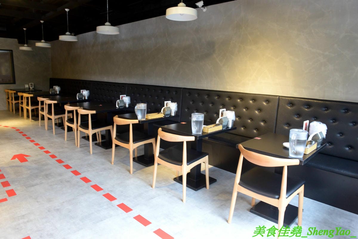 [台中西區]起家雞 台中勤美店 – 韓國超過30年歷史老牌炸雞店, 全台首創使用氣冷生產技術的履歷雞,7種口味各有特色,炸雞口感特殊,外皮酥沙,肉嫩多汁,好吃不容易膩,用餐環境寬敞舒適好拍照。(