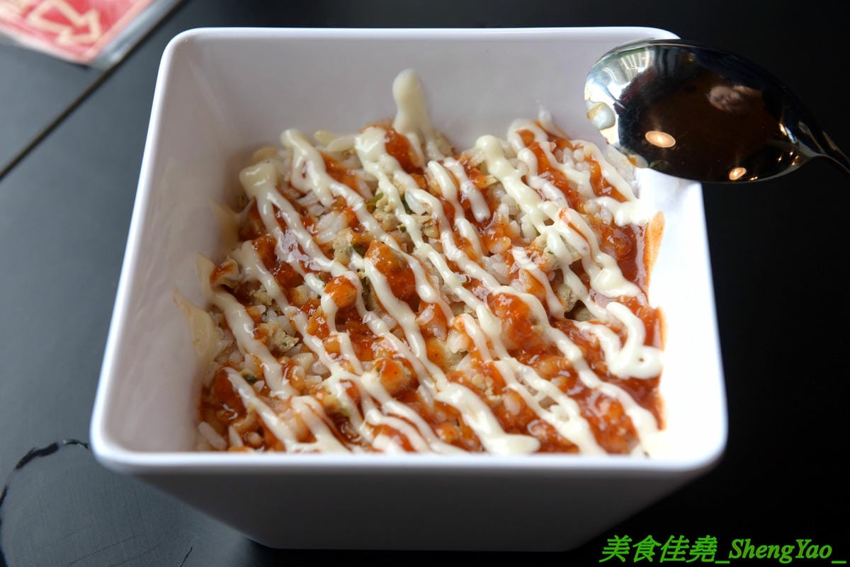 [台中西區]起家雞 台中勤美店 – 韓國超過30年歷史老牌炸雞店, 全台首創使用氣冷生產技術的履歷雞,7種口味各有特色,炸雞口感特殊,外皮酥沙,肉嫩多汁,好吃不容易膩,用餐環境寬敞舒適好拍照。(