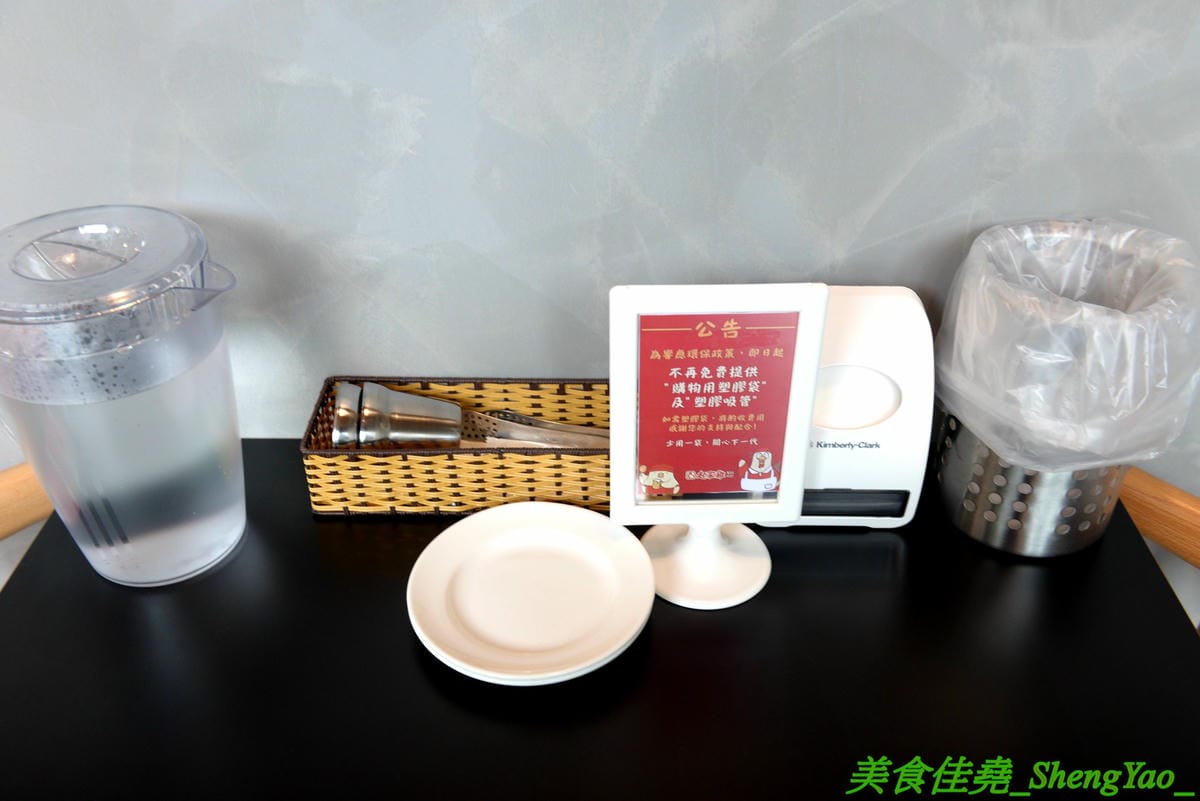 [台中西區]起家雞 台中勤美店 – 韓國超過30年歷史老牌炸雞店, 全台首創使用氣冷生產技術的履歷雞,7種口味各有特色,炸雞口感特殊,外皮酥沙,肉嫩多汁,好吃不容易膩,用餐環境寬敞舒適好拍照。(