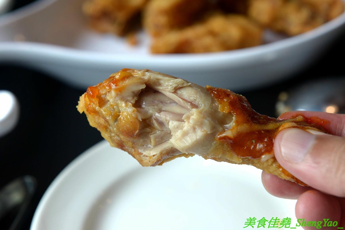 [台中西區]起家雞 台中勤美店 – 韓國超過30年歷史老牌炸雞店, 全台首創使用氣冷生產技術的履歷雞,7種口味各有特色,炸雞口感特殊,外皮酥沙,肉嫩多汁,好吃不容易膩,用餐環境寬敞舒適好拍照。(