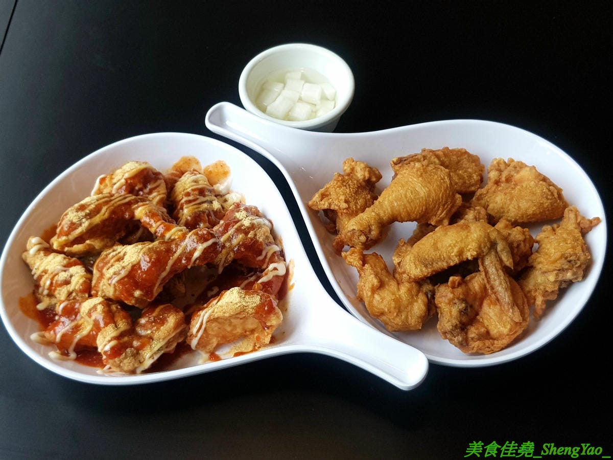 [台中西區]起家雞 台中勤美店 – 韓國超過30年歷史老牌炸雞店, 全台首創使用氣冷生產技術的履歷雞,7種口味各有特色,炸雞口感特殊,外皮酥沙,肉嫩多汁,好吃不容易膩,用餐環境寬敞舒適好拍照。(