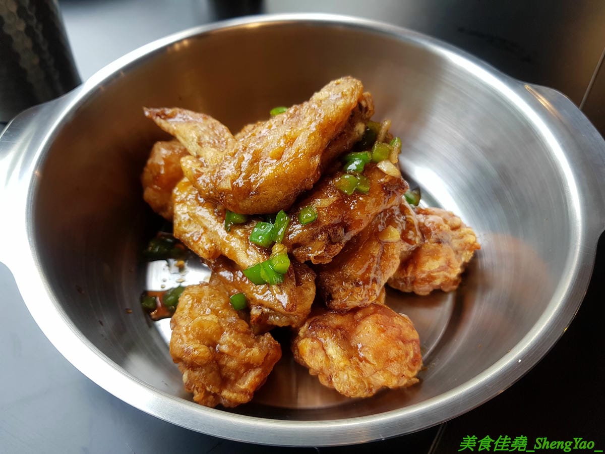 [台中西區]起家雞 台中勤美店 – 韓國超過30年歷史老牌炸雞店, 全台首創使用氣冷生產技術的履歷雞,7種口味各有特色,炸雞口感特殊,外皮酥沙,肉嫩多汁,好吃不容易膩,用餐環境寬敞舒適好拍照。(