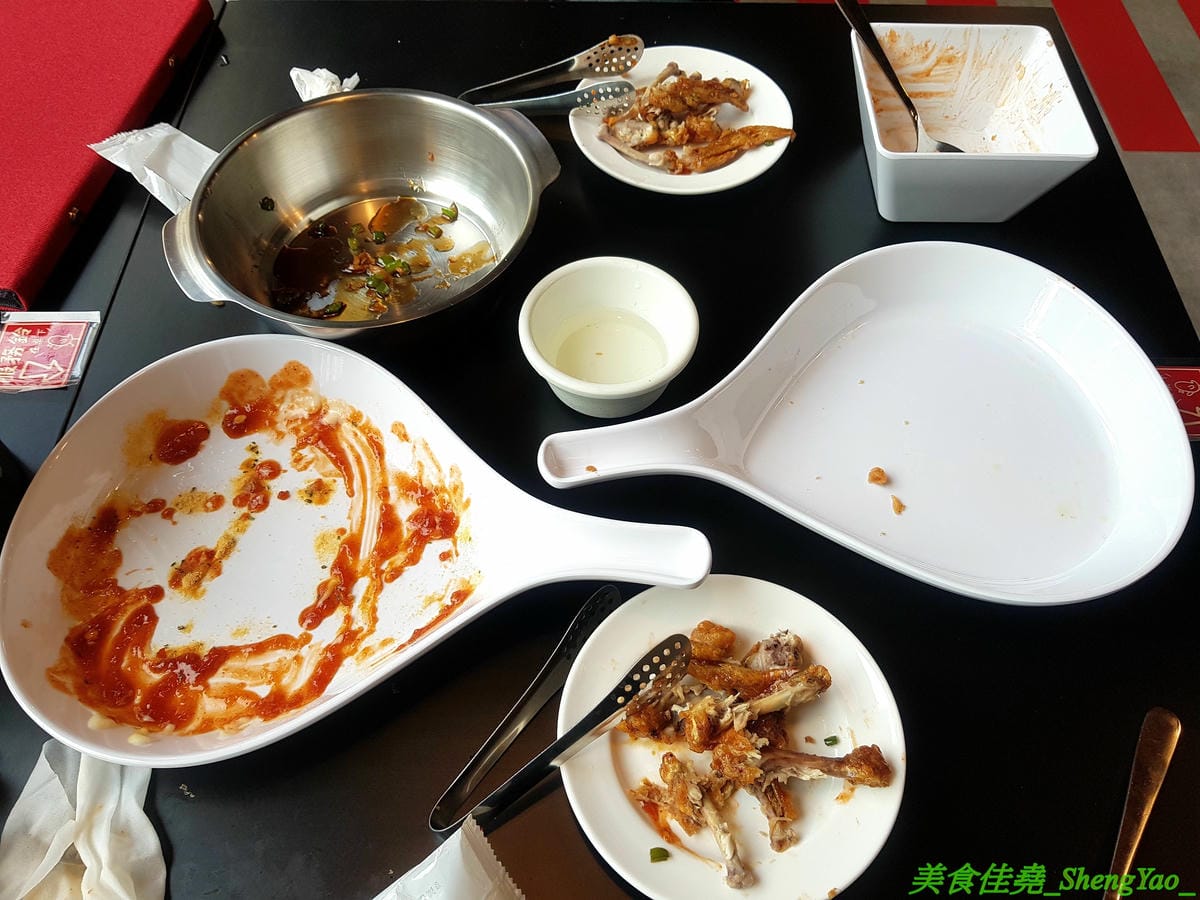 [台中西區]起家雞 台中勤美店 – 韓國超過30年歷史老牌炸雞店, 全台首創使用氣冷生產技術的履歷雞,7種口味各有特色,炸雞口感特殊,外皮酥沙,肉嫩多汁,好吃不容易膩,用餐環境寬敞舒適好拍照。(