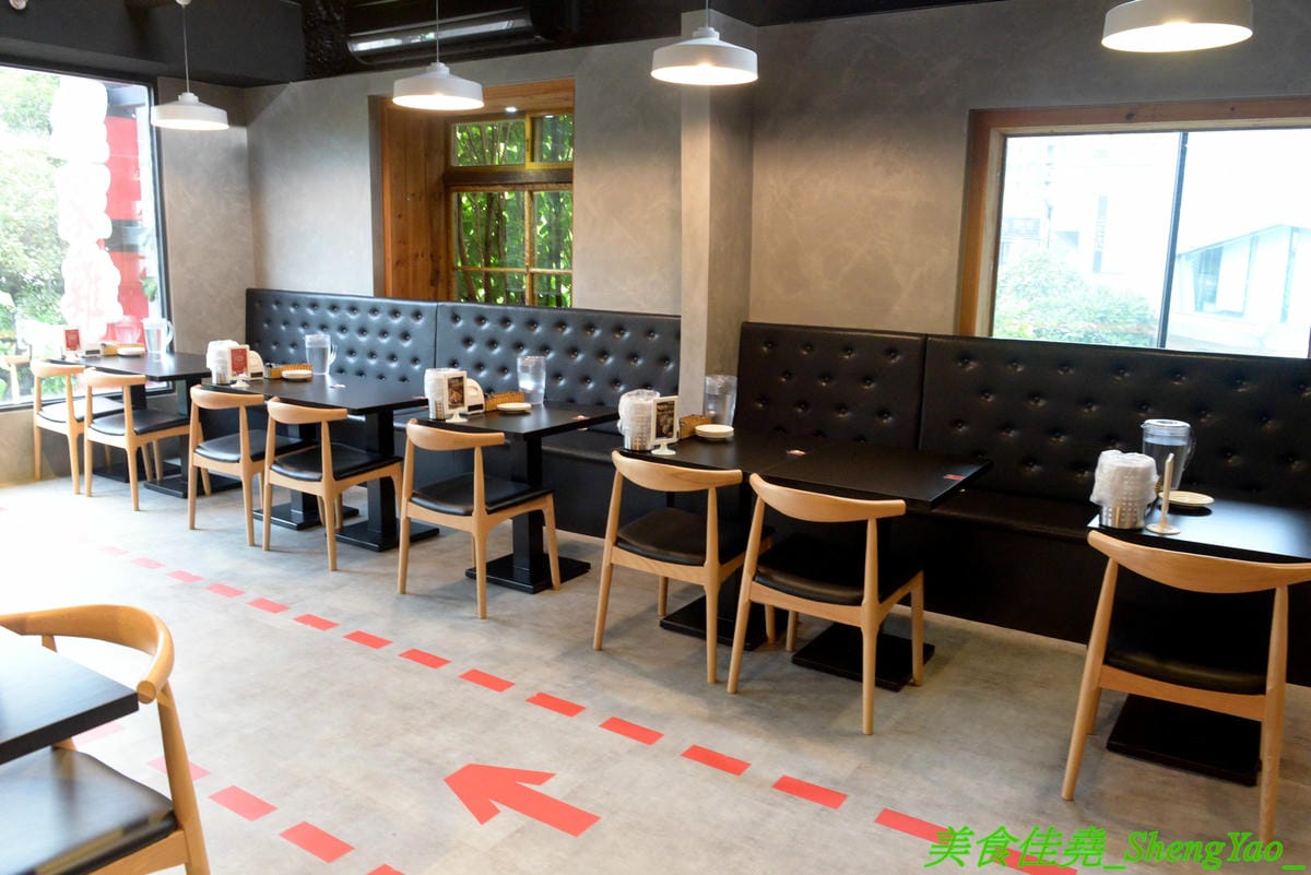 [台中西區]起家雞 台中勤美店 – 韓國超過30年歷史老牌炸雞店, 全台首創使用氣冷生產技術的履歷雞,7種口味各有特色,炸雞口感特殊,外皮酥沙,肉嫩多汁,好吃不容易膩,用餐環境寬敞舒適好拍照。(