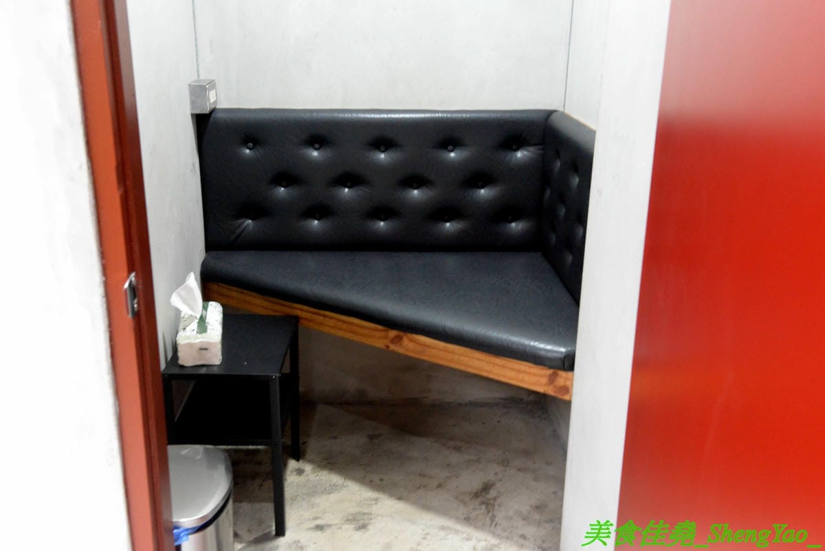[台中西區]起家雞 台中勤美店 – 韓國超過30年歷史老牌炸雞店, 全台首創使用氣冷生產技術的履歷雞,7種口味各有特色,炸雞口感特殊,外皮酥沙,肉嫩多汁,好吃不容易膩,用餐環境寬敞舒適好拍照。(