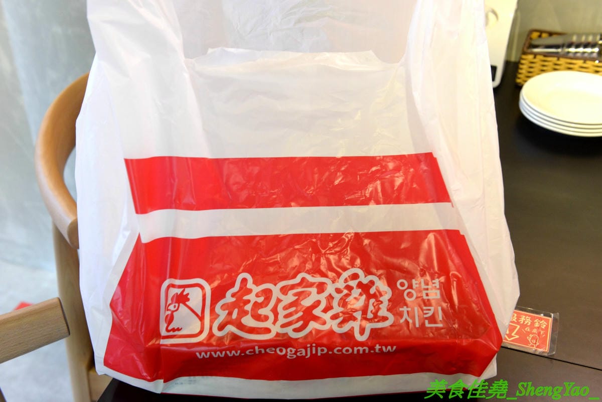 [台中西區]起家雞 台中勤美店 – 韓國超過30年歷史老牌炸雞店, 全台首創使用氣冷生產技術的履歷雞,7種口味各有特色,炸雞口感特殊,外皮酥沙,肉嫩多汁,好吃不容易膩,用餐環境寬敞舒適好拍照。(