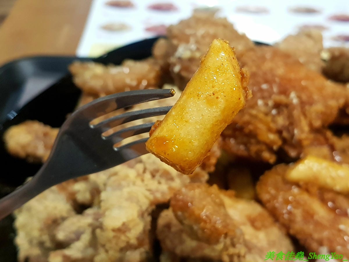 [台中西屯]NENE CHICKEN 台中J MALL店 – 號稱是韓國最強的超人氣炸雞店來台中展店啦,口味頗有特色,新口味辣炒年糕風味炸雞結合韓國炸雞和辣炒年糕,兩樣韓國美食一次滿足,生意非常好,兩點不到就