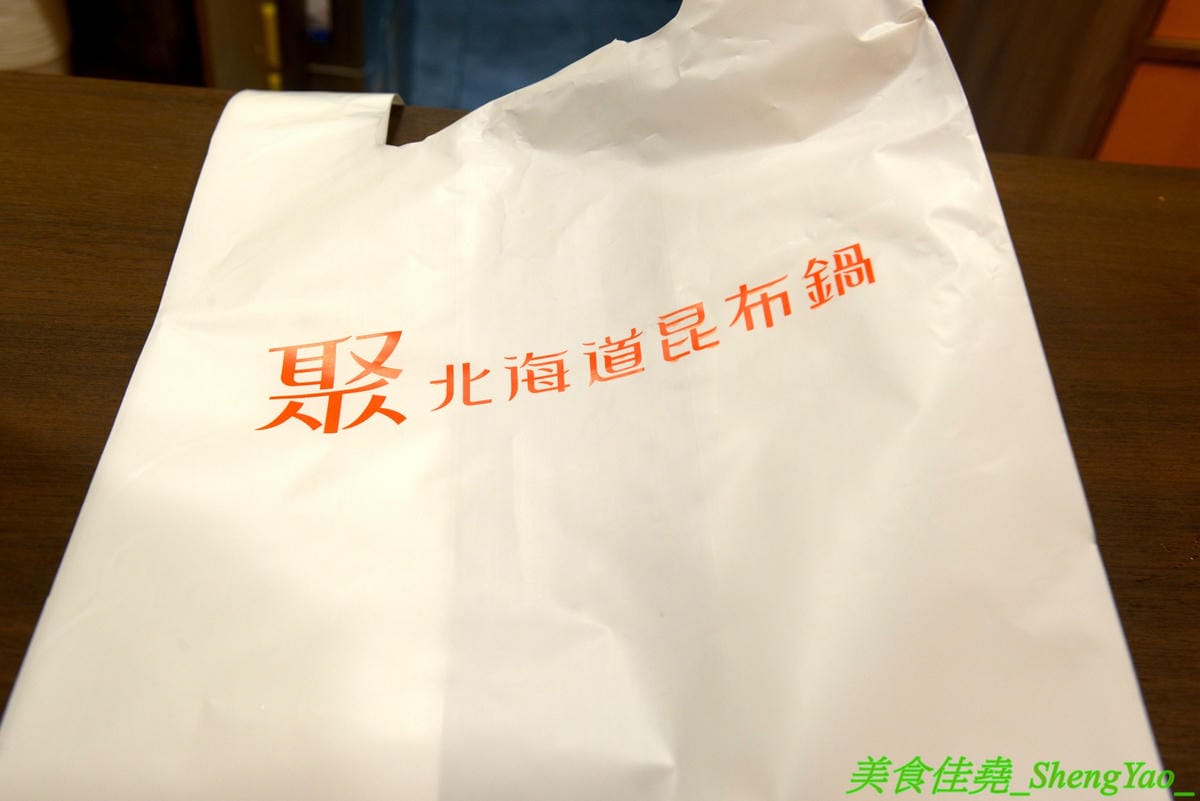 [台中西屯]NENE CHICKEN 台中J MALL店 – 號稱是韓國最強的超人氣炸雞店來台中展店啦,口味頗有特色,新口味辣炒年糕風味炸雞結合韓國炸雞和辣炒年糕,兩樣韓國美食一次滿足,生意非常好,兩點不到就