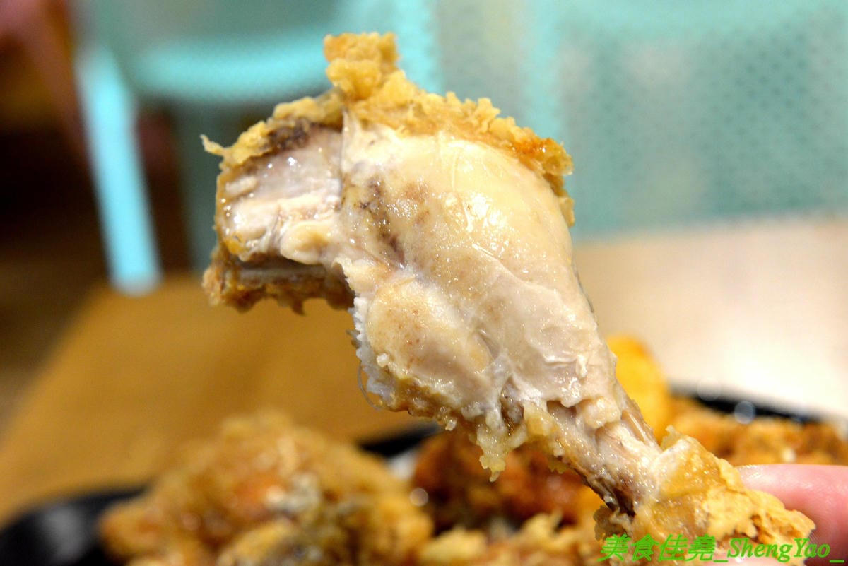 [台中西屯]NENE CHICKEN 台中J MALL店 – 號稱是韓國最強的超人氣炸雞店來台中展店啦,口味頗有特色,新口味辣炒年糕風味炸雞結合韓國炸雞和辣炒年糕,兩樣韓國美食一次滿足,生意非常好,兩點不到就