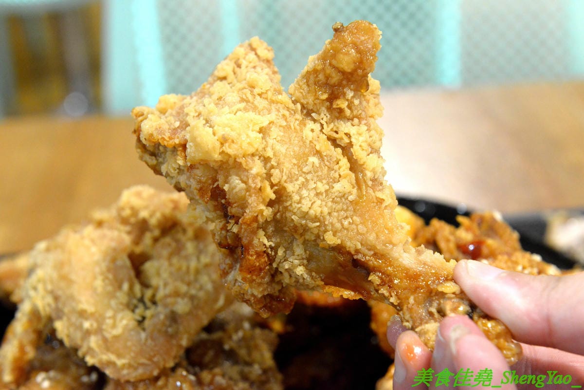 [台中西屯]NENE CHICKEN 台中J MALL店 – 號稱是韓國最強的超人氣炸雞店來台中展店啦,口味頗有特色,新口味辣炒年糕風味炸雞結合韓國炸雞和辣炒年糕,兩樣韓國美食一次滿足,生意非常好,兩點不到就