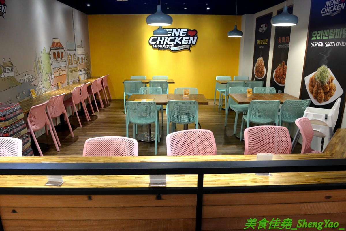 [台中西屯]NENE CHICKEN 台中J MALL店 – 號稱是韓國最強的超人氣炸雞店來台中展店啦,口味頗有特色,新口味辣炒年糕風味炸雞結合韓國炸雞和辣炒年糕,兩樣韓國美食一次滿足,生意非常好,兩點不到就