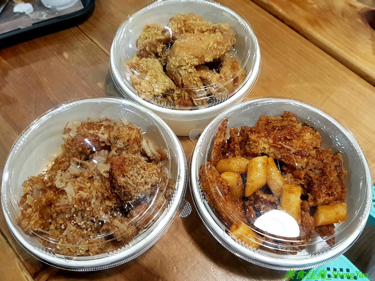 [台中西屯]NENE CHICKEN 台中J MALL店 – 號稱是韓國最強的超人氣炸雞店來台中展店啦,口味頗有特色,新口味辣炒年糕風味炸雞結合韓國炸雞和辣炒年糕,兩樣韓國美食一次滿足,生意非常好,兩點不到就