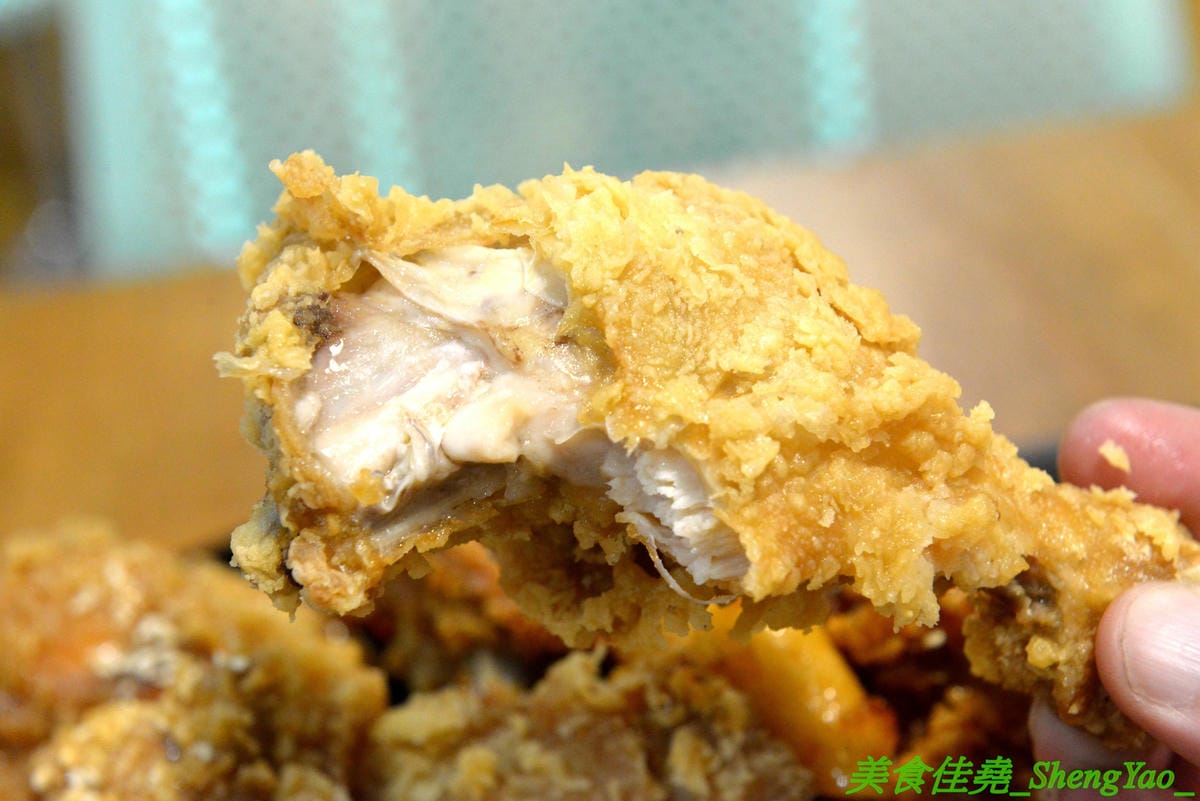 [台中西屯]NENE CHICKEN 台中J MALL店 – 號稱是韓國最強的超人氣炸雞店來台中展店啦,口味頗有特色,新口味辣炒年糕風味炸雞結合韓國炸雞和辣炒年糕,兩樣韓國美食一次滿足,生意非常好,兩點不到就