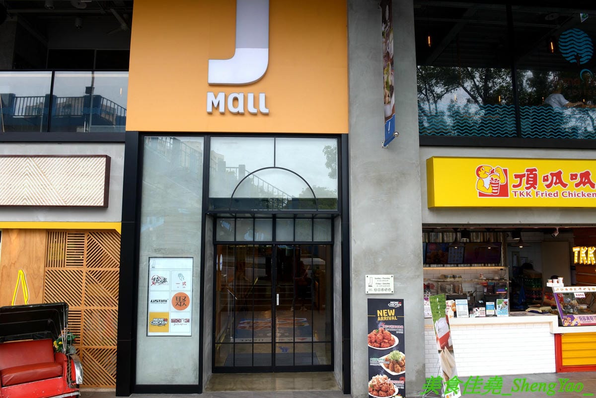 [台中西屯]NENE CHICKEN 台中J MALL店 – 號稱是韓國最強的超人氣炸雞店來台中展店啦,口味頗有特色,新口味辣炒年糕風味炸雞結合韓國炸雞和辣炒年糕,兩樣韓國美食一次滿足,生意非常好,兩點不到就