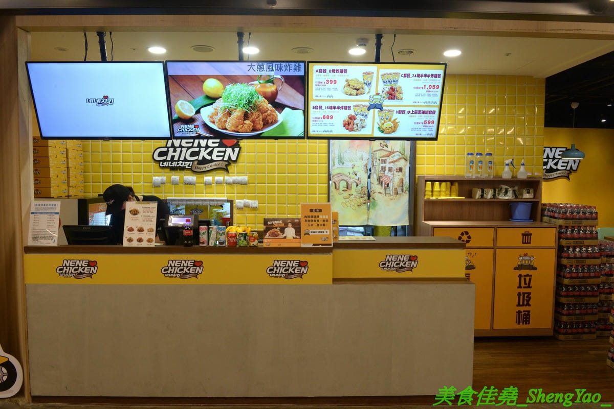 [台中西屯]NENE CHICKEN 台中J MALL店 – 號稱是韓國最強的超人氣炸雞店來台中展店啦,口味頗有特色,新口味辣炒年糕風味炸雞結合韓國炸雞和辣炒年糕,兩樣韓國美食一次滿足,生意非常好,兩點不到就