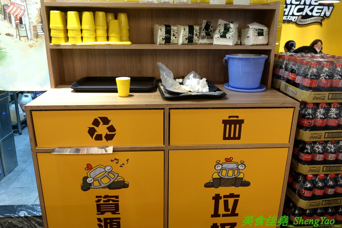 [台中西屯]NENE CHICKEN 台中J MALL店 – 號稱是韓國最強的超人氣炸雞店來台中展店啦,口味頗有特色,新口味辣炒年糕風味炸雞結合韓國炸雞和辣炒年糕,兩樣韓國美食一次滿足,生意非常好,兩點不到就