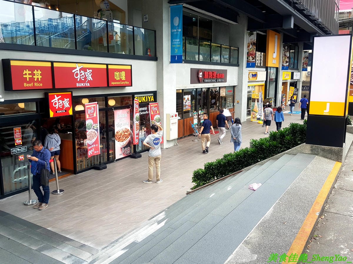 [台中西屯]NENE CHICKEN 台中J MALL店 – 號稱是韓國最強的超人氣炸雞店來台中展店啦,口味頗有特色,新口味辣炒年糕風味炸雞結合韓國炸雞和辣炒年糕,兩樣韓國美食一次滿足,生意非常好,兩點不到就
