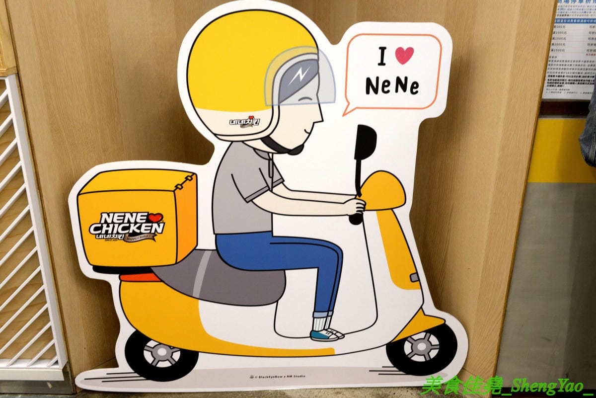[台中西屯]NENE CHICKEN 台中J MALL店 – 號稱是韓國最強的超人氣炸雞店來台中展店啦,口味頗有特色,新口味辣炒年糕風味炸雞結合韓國炸雞和辣炒年糕,兩樣韓國美食一次滿足,生意非常好,兩點不到就