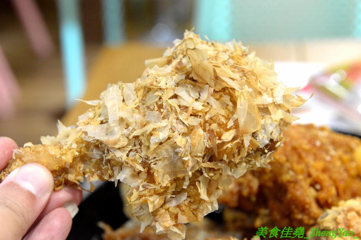 [台中西屯]NENE CHICKEN 台中J MALL店 – 號稱是韓國最強的超人氣炸雞店來台中展店啦,口味頗有特色,新口味辣炒年糕風味炸雞結合韓國炸雞和辣炒年糕,兩樣韓國美食一次滿足,生意非常好,兩點不到就