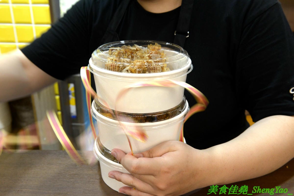 [台中西屯]NENE CHICKEN 台中J MALL店 – 號稱是韓國最強的超人氣炸雞店來台中展店啦,口味頗有特色,新口味辣炒年糕風味炸雞結合韓國炸雞和辣炒年糕,兩樣韓國美食一次滿足,生意非常好,兩點不到就