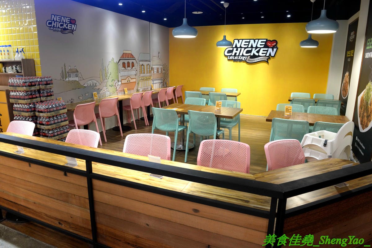 [台中西屯]NENE CHICKEN 台中J MALL店 – 號稱是韓國最強的超人氣炸雞店來台中展店啦,口味頗有特色,新口味辣炒年糕風味炸雞結合韓國炸雞和辣炒年糕,兩樣韓國美食一次滿足,生意非常好,兩點不到就