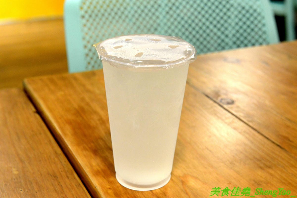 [台中西屯]NENE CHICKEN 台中J MALL店 – 號稱是韓國最強的超人氣炸雞店來台中展店啦,口味頗有特色,新口味辣炒年糕風味炸雞結合韓國炸雞和辣炒年糕,兩樣韓國美食一次滿足,生意非常好,兩點不到就