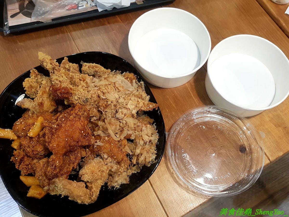 [台中西屯]NENE CHICKEN 台中J MALL店 – 號稱是韓國最強的超人氣炸雞店來台中展店啦,口味頗有特色,新口味辣炒年糕風味炸雞結合韓國炸雞和辣炒年糕,兩樣韓國美食一次滿足,生意非常好,兩點不到就