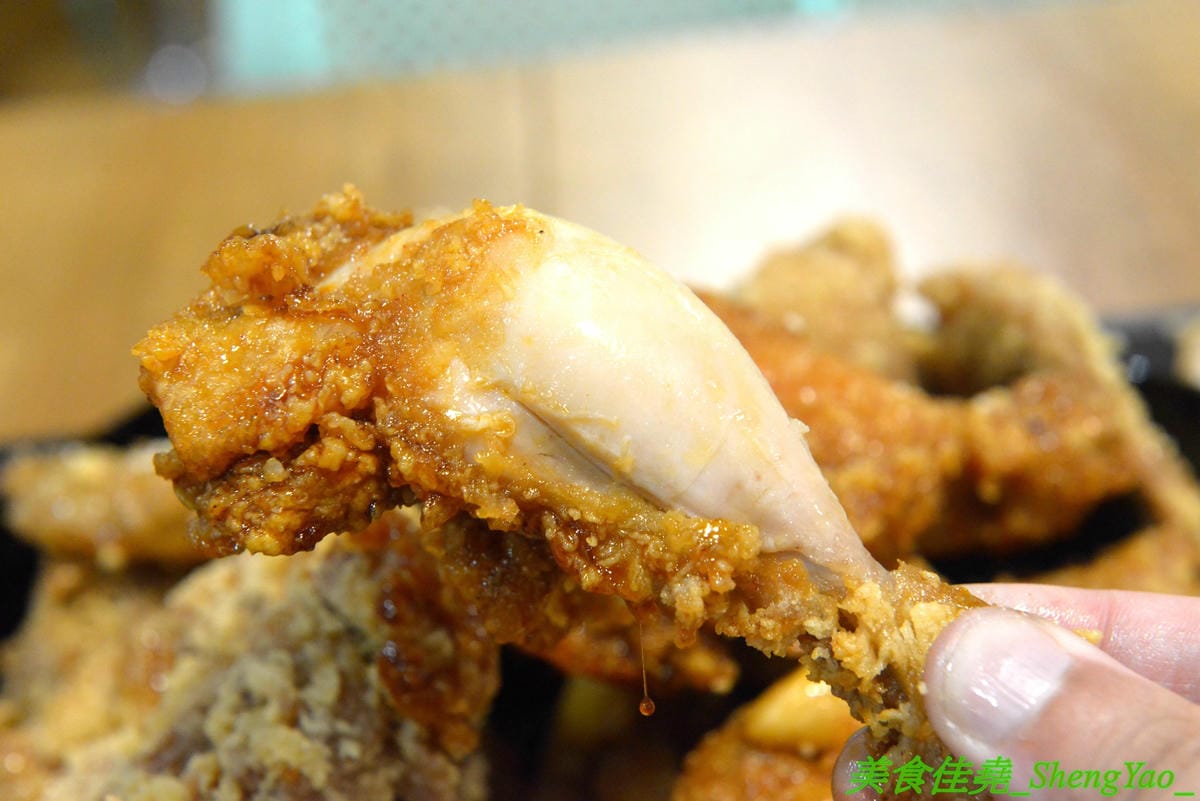 [台中西屯]NENE CHICKEN 台中J MALL店 – 號稱是韓國最強的超人氣炸雞店來台中展店啦,口味頗有特色,新口味辣炒年糕風味炸雞結合韓國炸雞和辣炒年糕,兩樣韓國美食一次滿足,生意非常好,兩點不到就