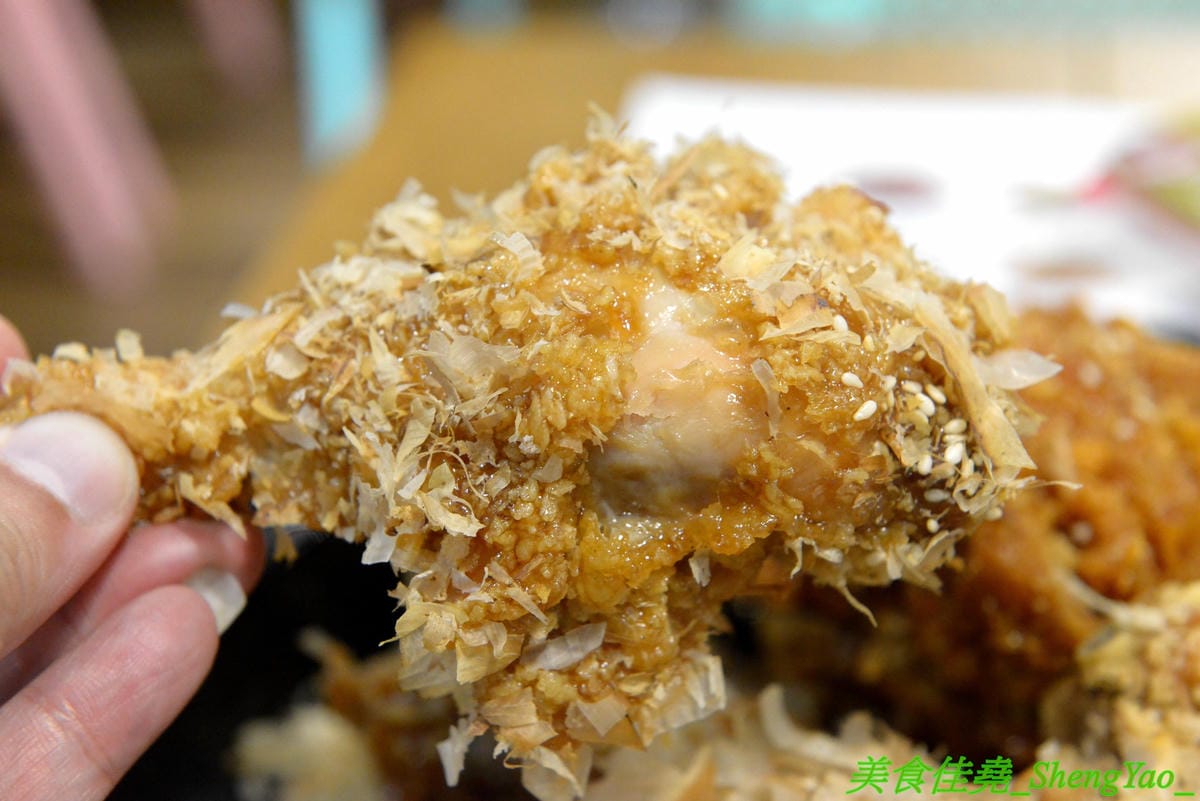 [台中西屯]NENE CHICKEN 台中J MALL店 – 號稱是韓國最強的超人氣炸雞店來台中展店啦,口味頗有特色,新口味辣炒年糕風味炸雞結合韓國炸雞和辣炒年糕,兩樣韓國美食一次滿足,生意非常好,兩點不到就