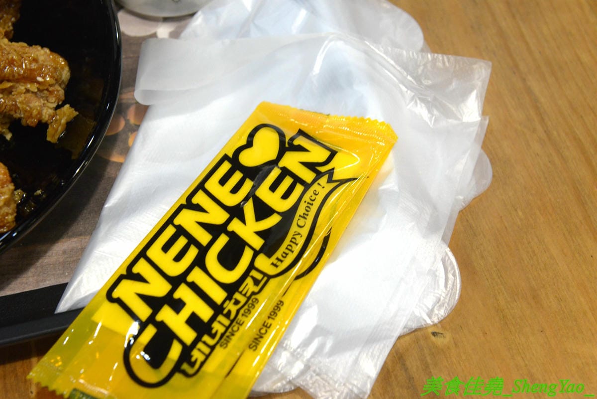 [台中西屯]NENE CHICKEN 台中J MALL店 – 號稱是韓國最強的超人氣炸雞店來台中展店啦,口味頗有特色,新口味辣炒年糕風味炸雞結合韓國炸雞和辣炒年糕,兩樣韓國美食一次滿足,生意非常好,兩點不到就