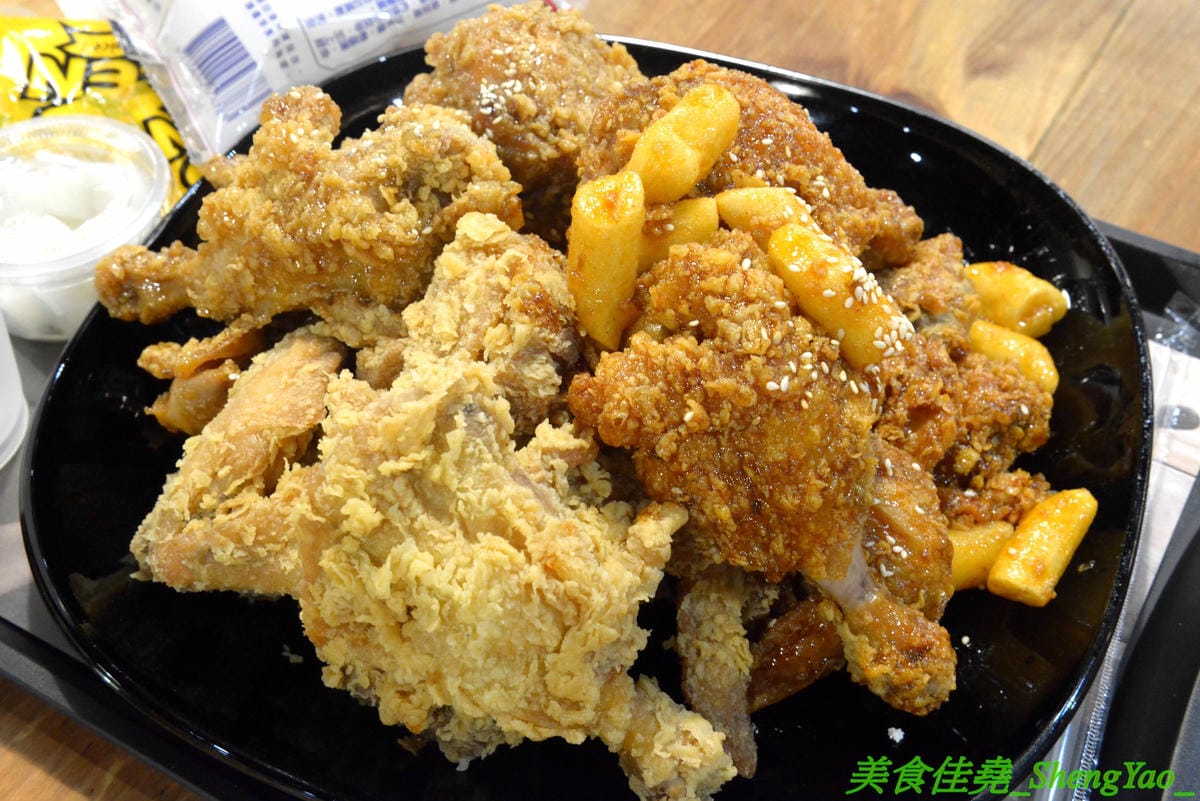 [台中西屯]NENE CHICKEN 台中J MALL店 – 號稱是韓國最強的超人氣炸雞店來台中展店啦,口味頗有特色,新口味辣炒年糕風味炸雞結合韓國炸雞和辣炒年糕,兩樣韓國美食一次滿足,生意非常好,兩點不到就