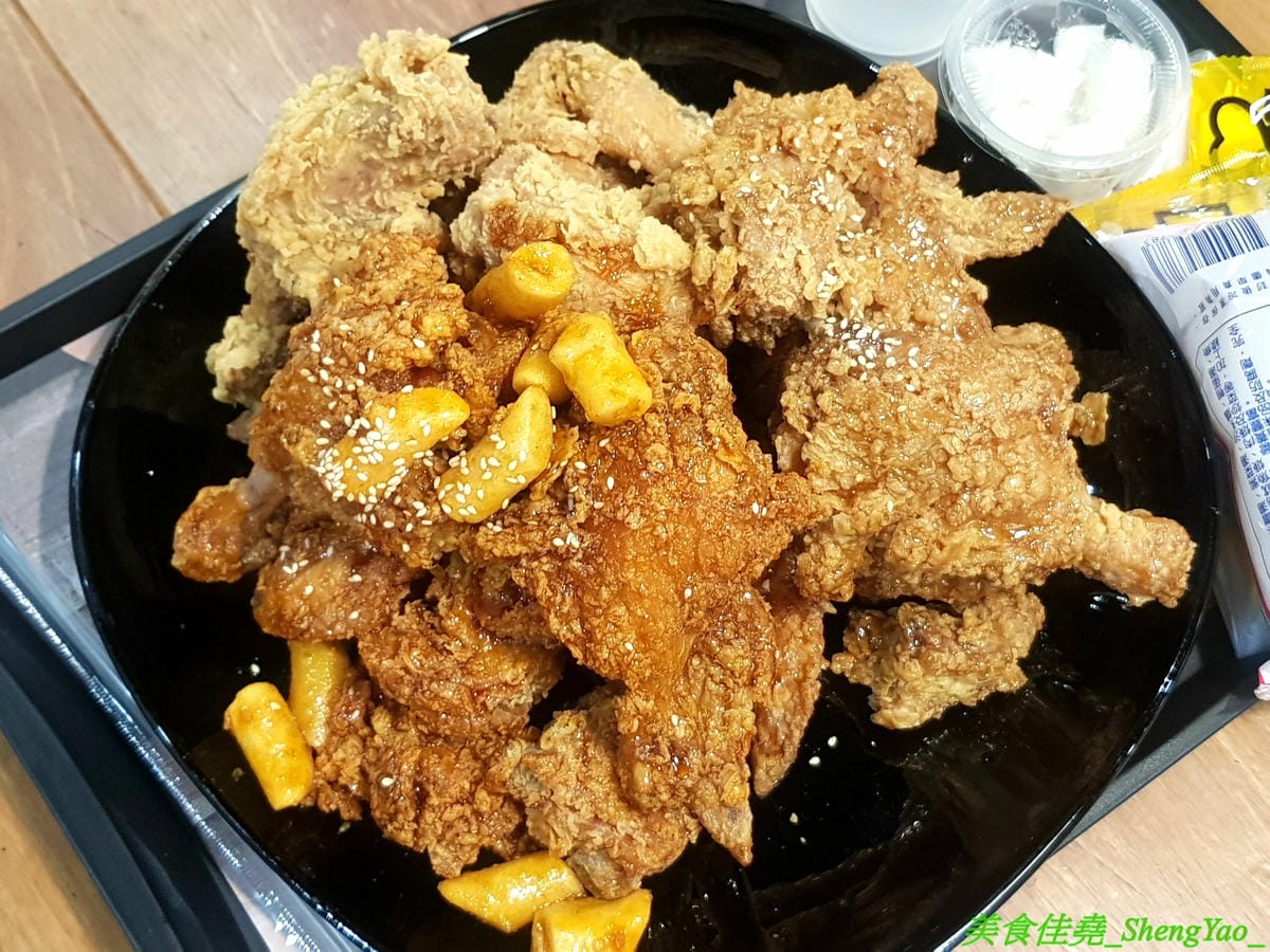 [台中西屯]NENE CHICKEN 台中J MALL店 – 號稱是韓國最強的超人氣炸雞店來台中展店啦,口味頗有特色,新口味辣炒年糕風味炸雞結合韓國炸雞和辣炒年糕,兩樣韓國美食一次滿足,生意非常好,兩點不到就