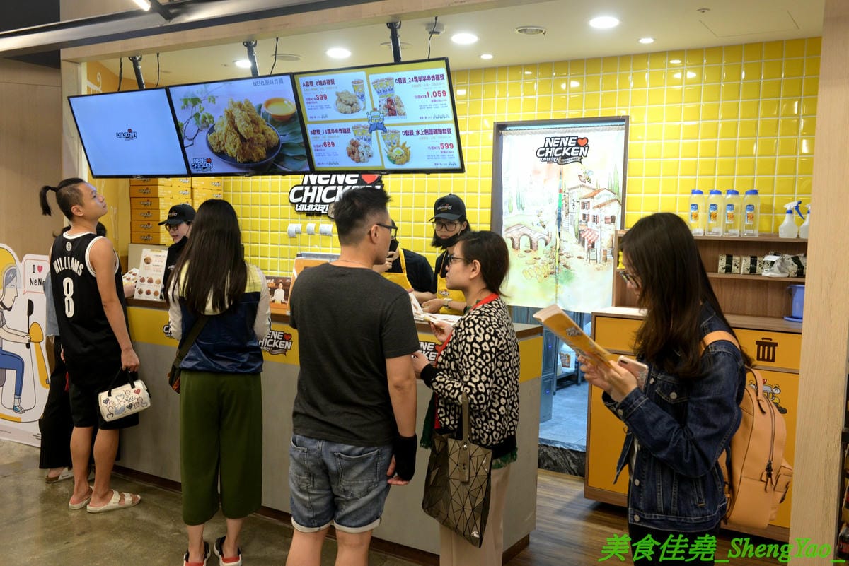 [台中西屯]NENE CHICKEN 台中J MALL店 – 號稱是韓國最強的超人氣炸雞店來台中展店啦,口味頗有特色,新口味辣炒年糕風味炸雞結合韓國炸雞和辣炒年糕,兩樣韓國美食一次滿足,生意非常好,兩點不到就