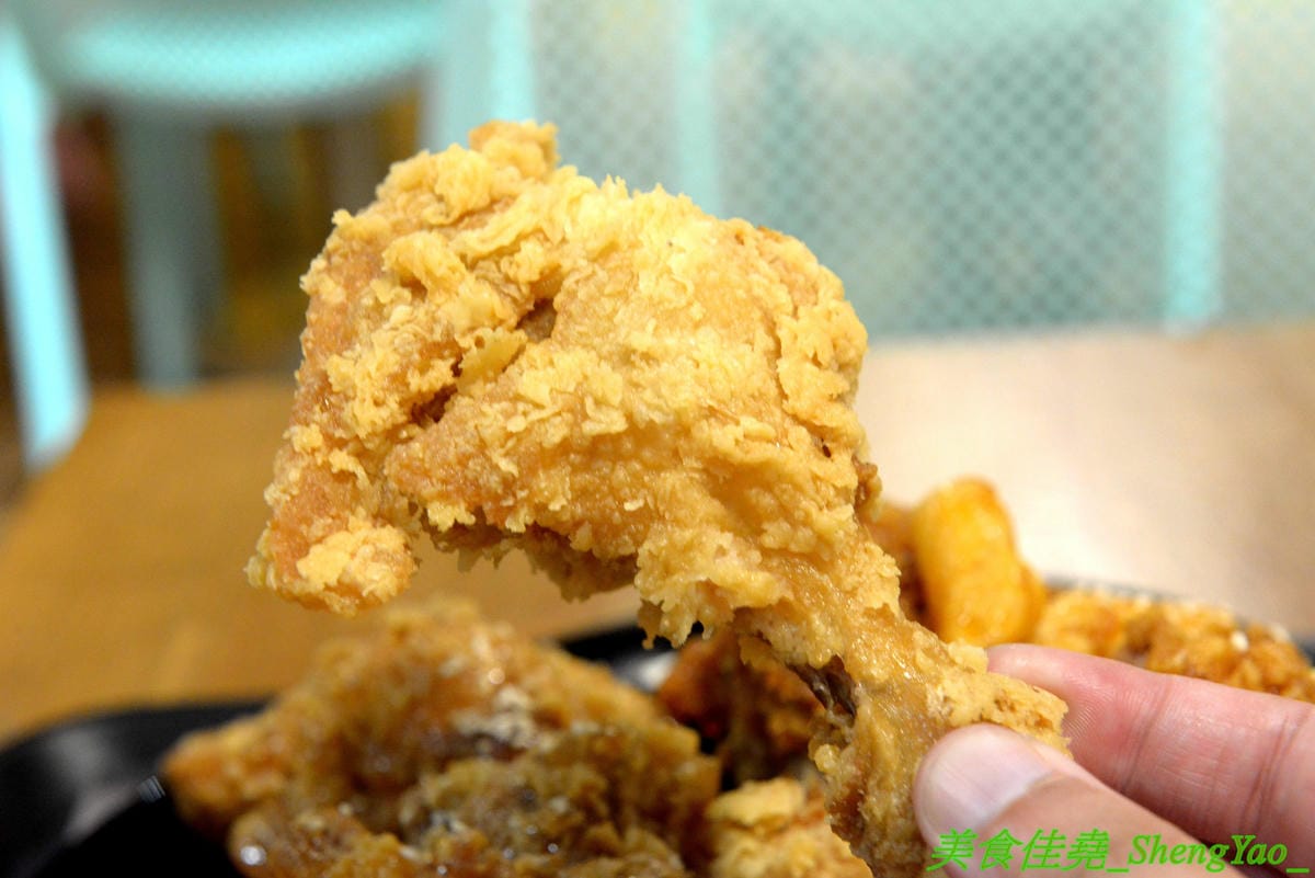 [台中西屯]NENE CHICKEN 台中J MALL店 – 號稱是韓國最強的超人氣炸雞店來台中展店啦,口味頗有特色,新口味辣炒年糕風味炸雞結合韓國炸雞和辣炒年糕,兩樣韓國美食一次滿足,生意非常好,兩點不到就