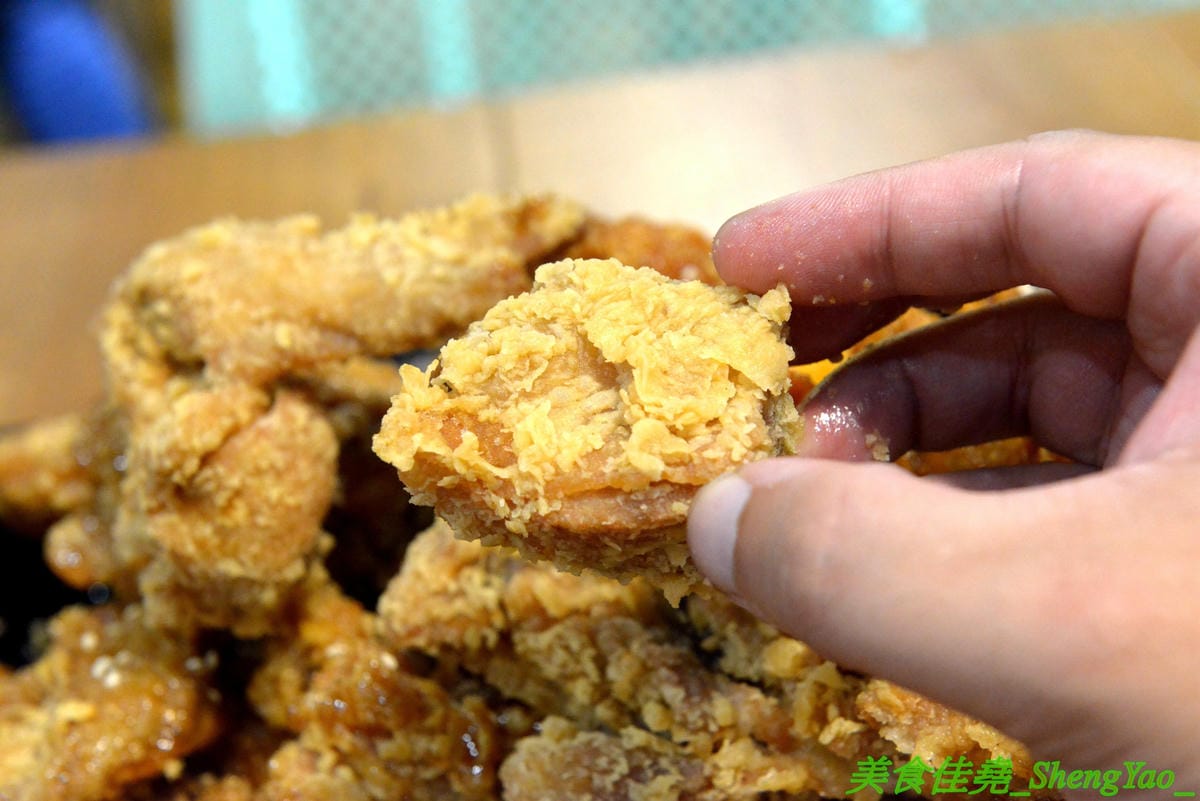 [台中西屯]NENE CHICKEN 台中J MALL店 – 號稱是韓國最強的超人氣炸雞店來台中展店啦,口味頗有特色,新口味辣炒年糕風味炸雞結合韓國炸雞和辣炒年糕,兩樣韓國美食一次滿足,生意非常好,兩點不到就