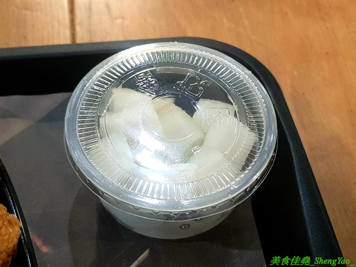 [台中西屯]NENE CHICKEN 台中J MALL店 – 號稱是韓國最強的超人氣炸雞店來台中展店啦,口味頗有特色,新口味辣炒年糕風味炸雞結合韓國炸雞和辣炒年糕,兩樣韓國美食一次滿足,生意非常好,兩點不到就
