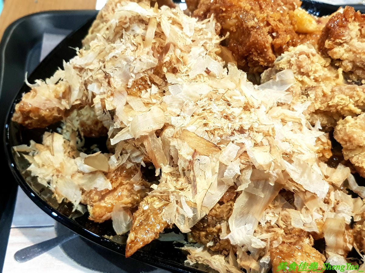 [台中西屯]NENE CHICKEN 台中J MALL店 – 號稱是韓國最強的超人氣炸雞店來台中展店啦,口味頗有特色,新口味辣炒年糕風味炸雞結合韓國炸雞和辣炒年糕,兩樣韓國美食一次滿足,生意非常好,兩點不到就