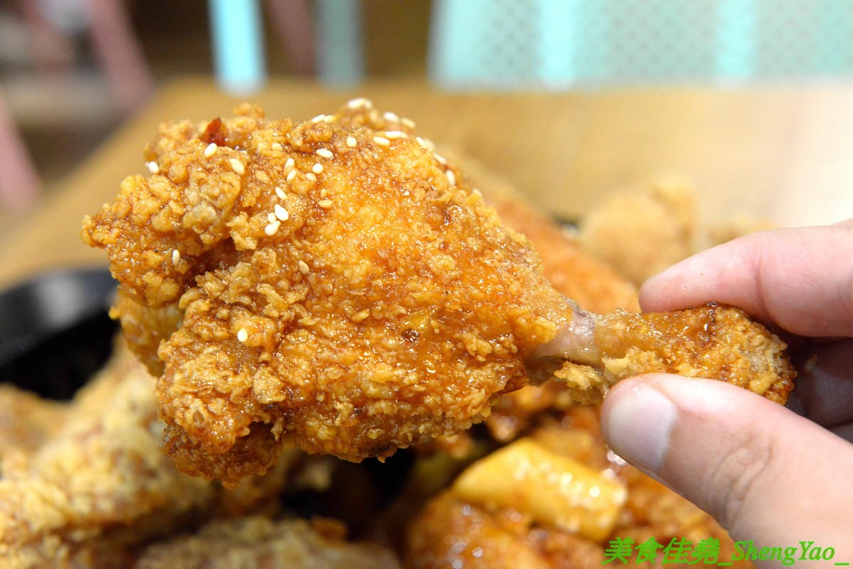 [台中西屯]NENE CHICKEN 台中J MALL店 – 號稱是韓國最強的超人氣炸雞店來台中展店啦,口味頗有特色,新口味辣炒年糕風味炸雞結合韓國炸雞和辣炒年糕,兩樣韓國美食一次滿足,生意非常好,兩點不到就