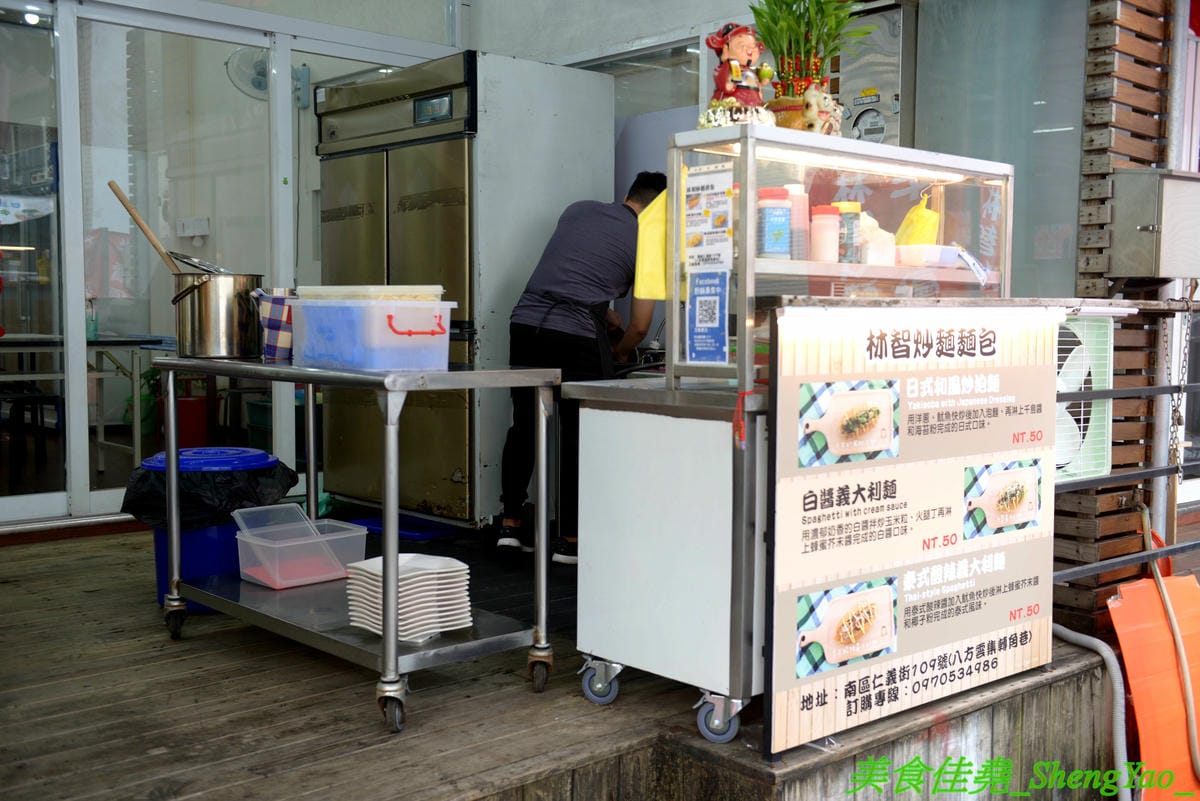 [台中南區]林智炒麵麵包 – 中興大學附近新開的創意炒麵麵包,不只有日式和風炒泡麵還有義式的白醬義大利麵和泰式酸辣義大利麵,搭配麵包一起吃口感口味好特別,50元銅板價好佛心,有冷氣內用