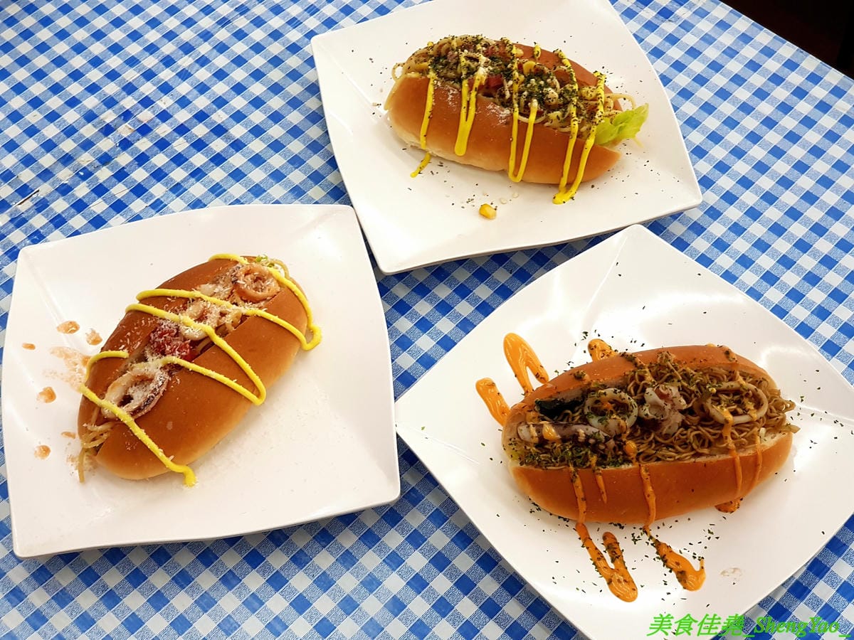 [台中南區]林智炒麵麵包 – 中興大學附近新開的創意炒麵麵包,不只有日式和風炒泡麵還有義式的白醬義大利麵和泰式酸辣義大利麵,搭配麵包一起吃口感口味好特別,50元銅板價好佛心,有冷氣內用