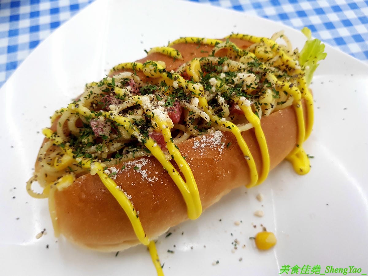 [台中南區]林智炒麵麵包 – 中興大學附近新開的創意炒麵麵包,不只有日式和風炒泡麵還有義式的白醬義大利麵和泰式酸辣義大利麵,搭配麵包一起吃口感口味好特別,50元銅板價好佛心,有冷氣內用