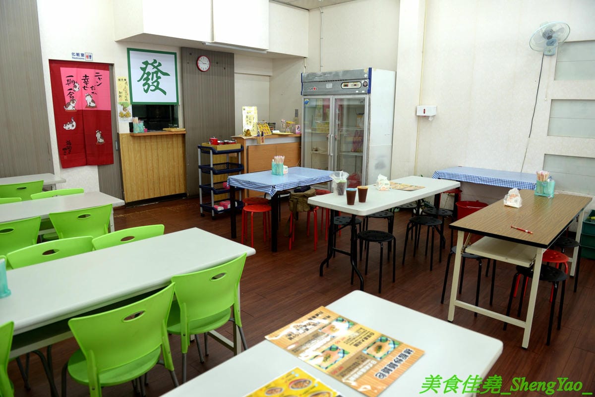 [台中南區]林智炒麵麵包 – 中興大學附近新開的創意炒麵麵包,不只有日式和風炒泡麵還有義式的白醬義大利麵和泰式酸辣義大利麵,搭配麵包一起吃口感口味好特別,50元銅板價好佛心,有冷氣內用