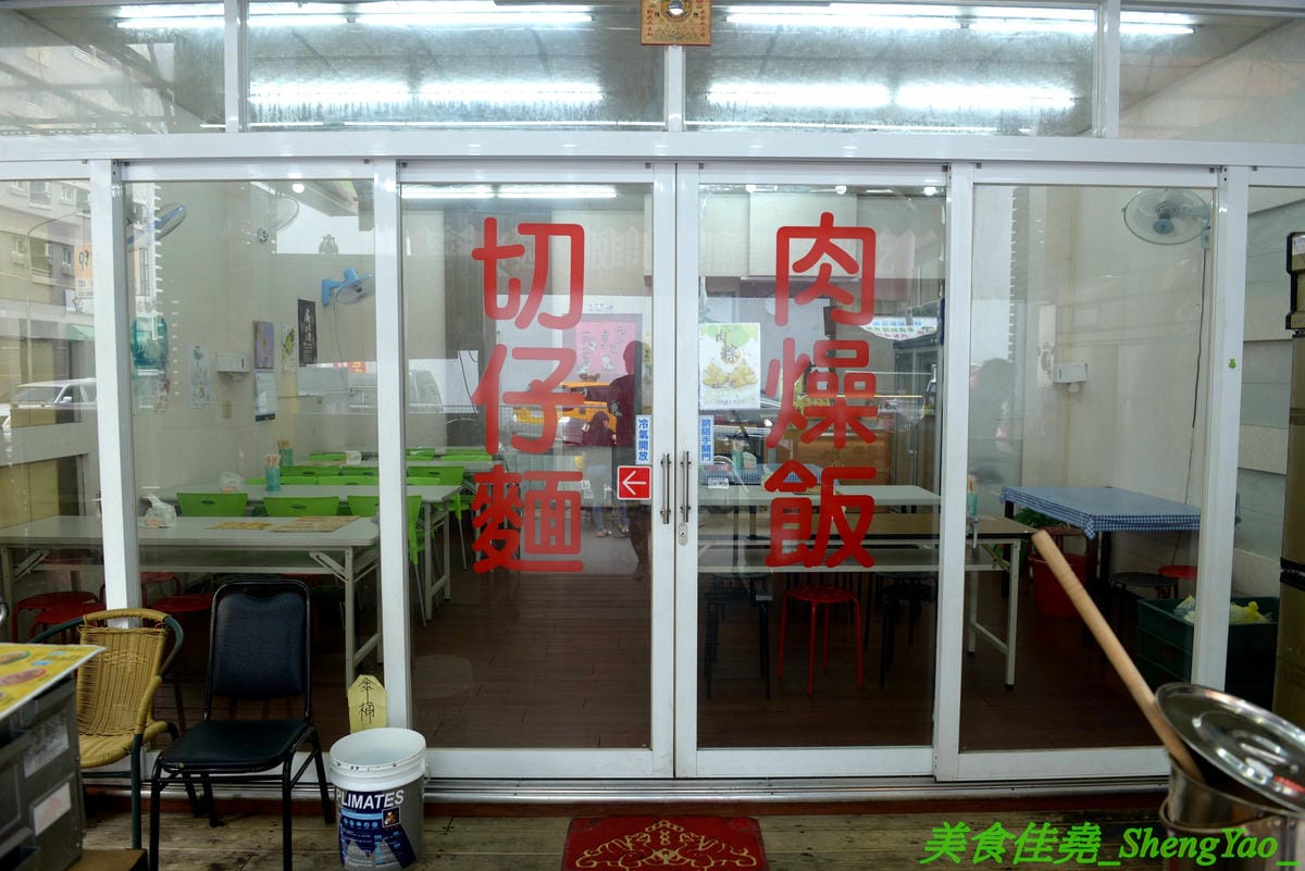 [台中南區]林智炒麵麵包 – 中興大學附近新開的創意炒麵麵包,不只有日式和風炒泡麵還有義式的白醬義大利麵和泰式酸辣義大利麵,搭配麵包一起吃口感口味好特別,50元銅板價好佛心,有冷氣內用