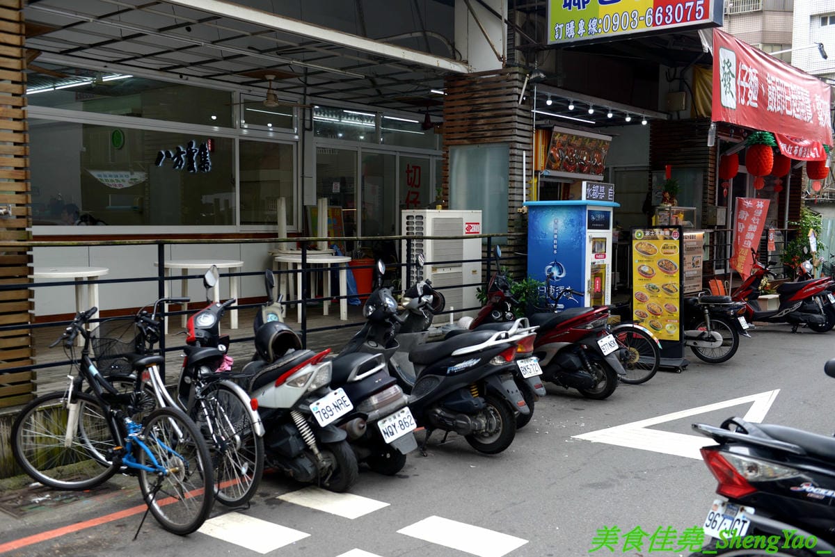 [台中南區]林智炒麵麵包 – 中興大學附近新開的創意炒麵麵包,不只有日式和風炒泡麵還有義式的白醬義大利麵和泰式酸辣義大利麵,搭配麵包一起吃口感口味好特別,50元銅板價好佛心,有冷氣內用
