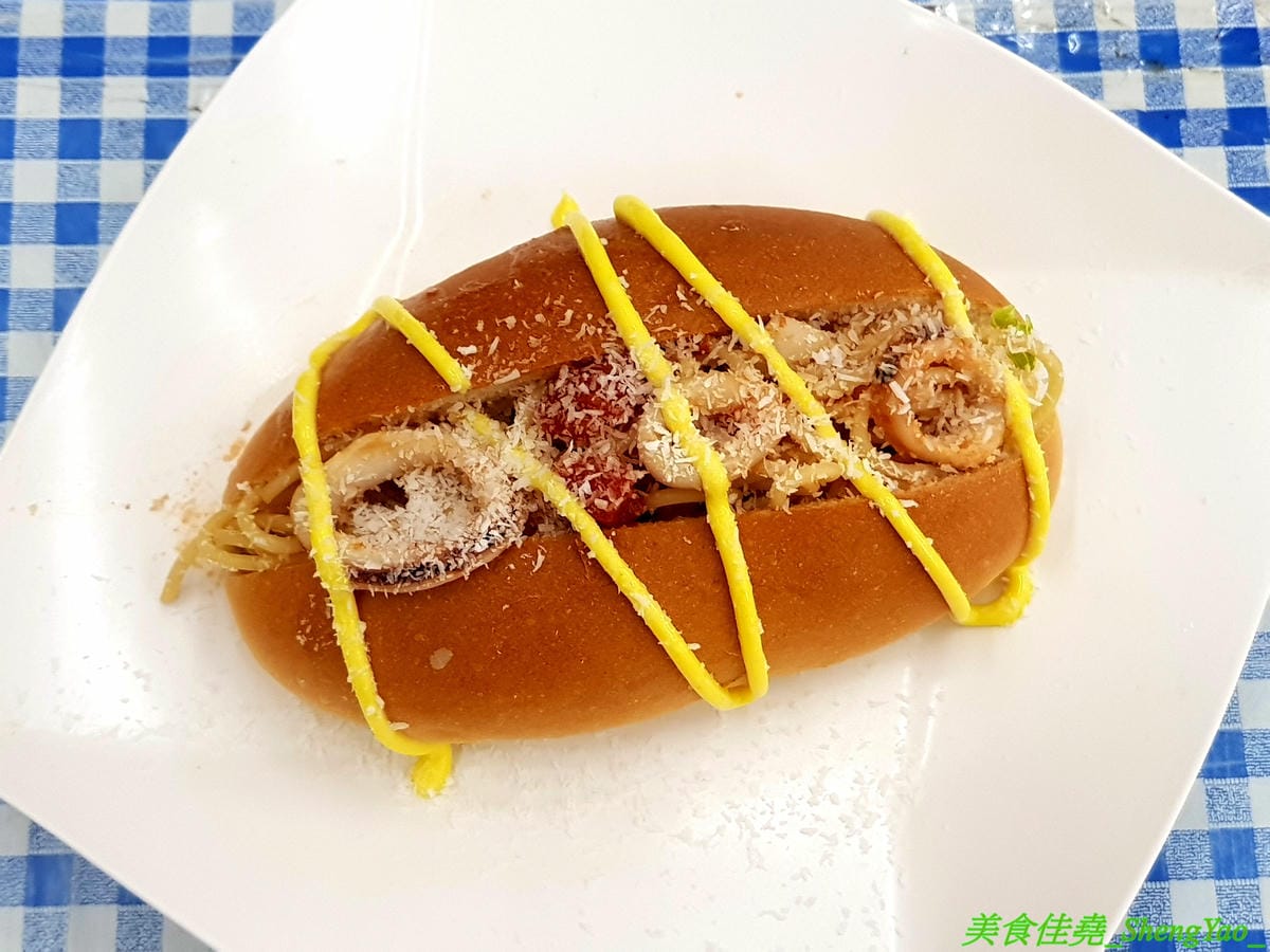 [台中南區]林智炒麵麵包 – 中興大學附近新開的創意炒麵麵包,不只有日式和風炒泡麵還有義式的白醬義大利麵和泰式酸辣義大利麵,搭配麵包一起吃口感口味好特別,50元銅板價好佛心,有冷氣內用
