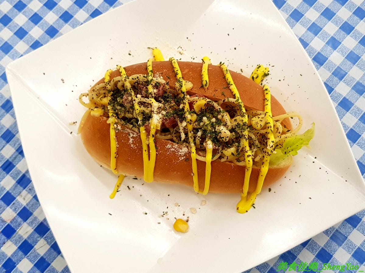 [台中南區]林智炒麵麵包 – 中興大學附近新開的創意炒麵麵包,不只有日式和風炒泡麵還有義式的白醬義大利麵和泰式酸辣義大利麵,搭配麵包一起吃口感口味好特別,50元銅板價好佛心,有冷氣內用