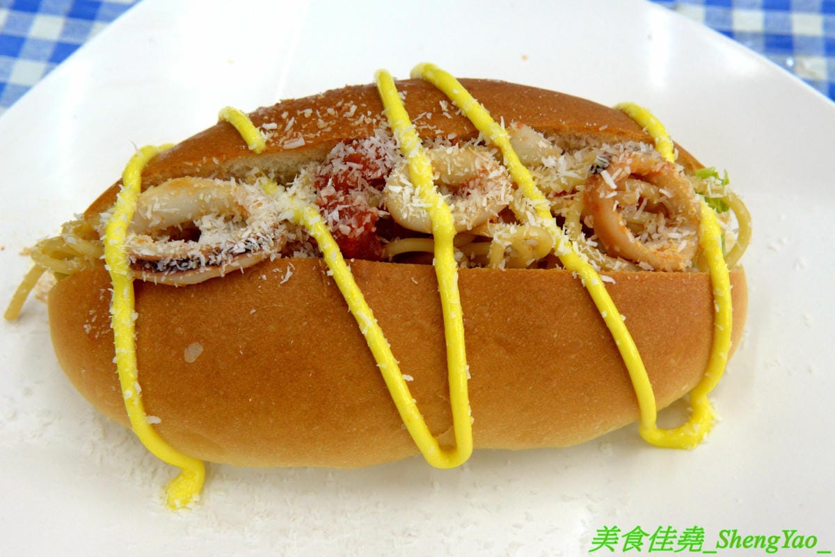 [台中南區]林智炒麵麵包 – 中興大學附近新開的創意炒麵麵包,不只有日式和風炒泡麵還有義式的白醬義大利麵和泰式酸辣義大利麵,搭配麵包一起吃口感口味好特別,50元銅板價好佛心,有冷氣內用